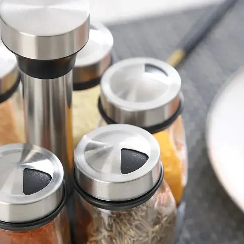 Bekas Rempah Kaca dengan Rak Botol Perasa Garam dan Lada Dapur