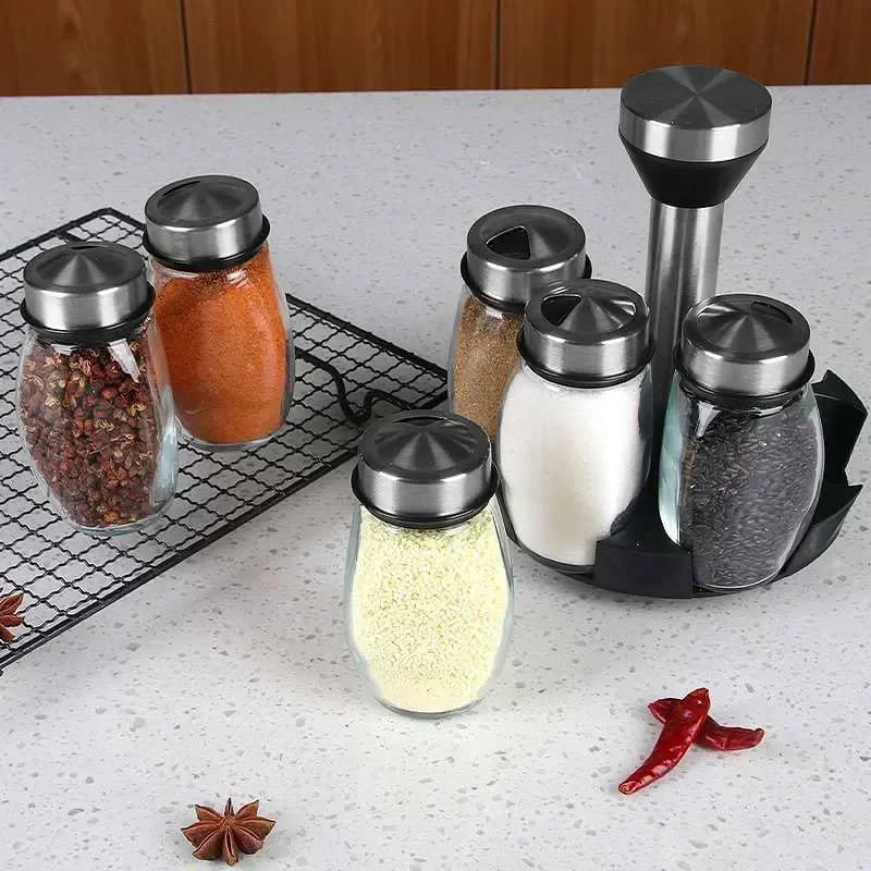 Bekas Rempah Kaca dengan Rak Botol Perasa Garam dan Lada Dapur